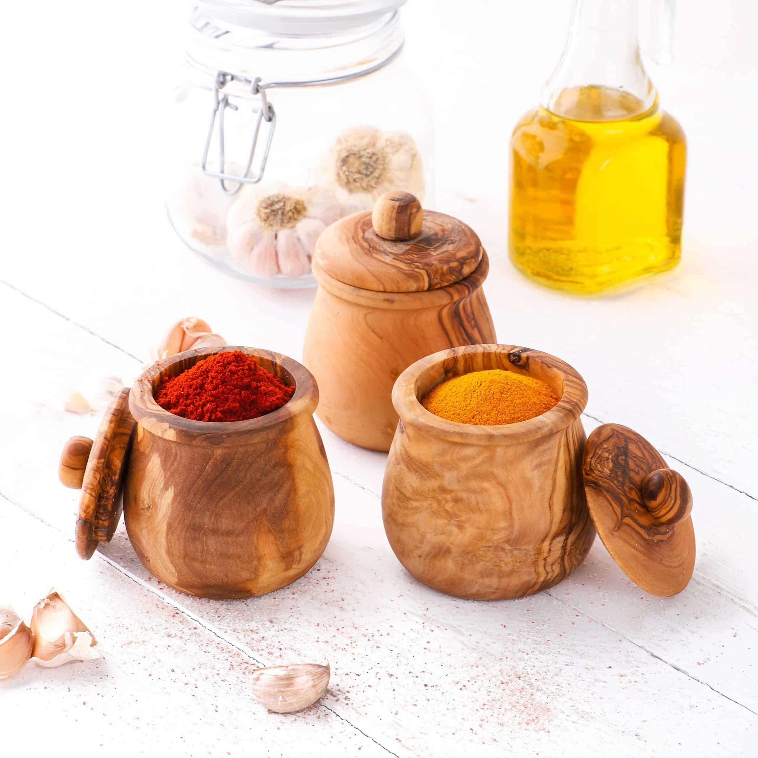 Set of 3 spice jars with wooden lids and tray