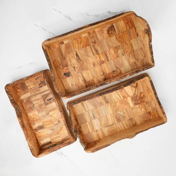 Set of 3 wooden trays with handles, with three different dimensions. Each tray is rectangular and rustic.